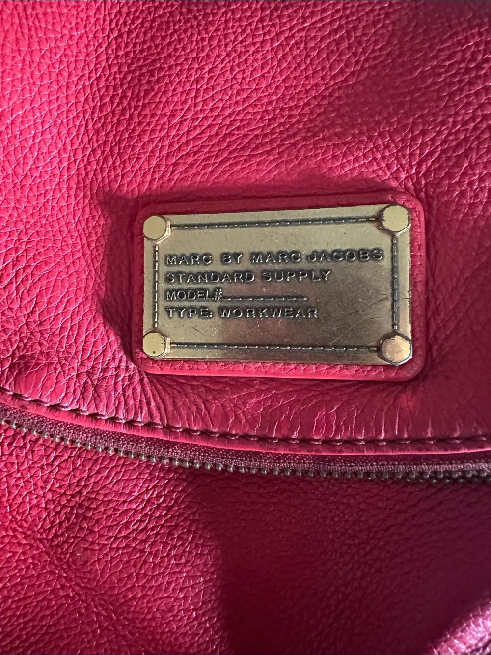 Marc Jacobs Red Pebbled Leather Shoulder Bag with Gold Plaque - Picture 2 of 7